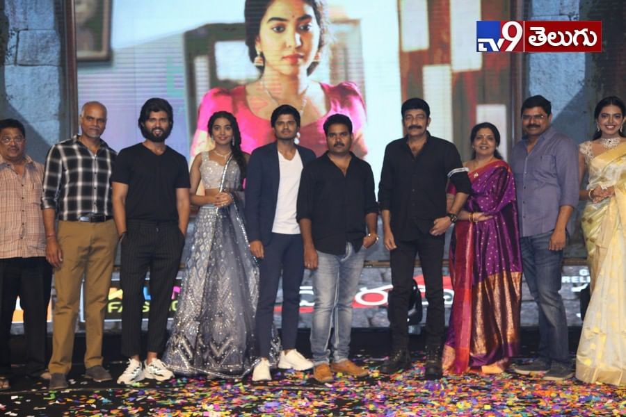 ‘దొరసాని’ ప్రీ రిలీజ్ ఈవెంట్ ఫొటోస్ విజయ్ దేవరకొండ తమ్ముడి తో రాజశేఖర్ కూతురి చిందులు