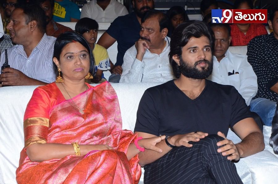 ‘దొరసాని’ ప్రీ రిలీజ్ ఈవెంట్ ఫొటోస్ విజయ్ దేవరకొండ తమ్ముడి తో రాజశేఖర్ కూతురి చిందులు