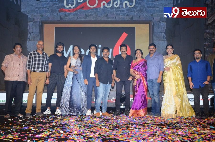 ‘దొరసాని’ ప్రీ రిలీజ్ ఈవెంట్ ఫొటోస్ విజయ్ దేవరకొండ తమ్ముడి తో రాజశేఖర్ కూతురి చిందులు