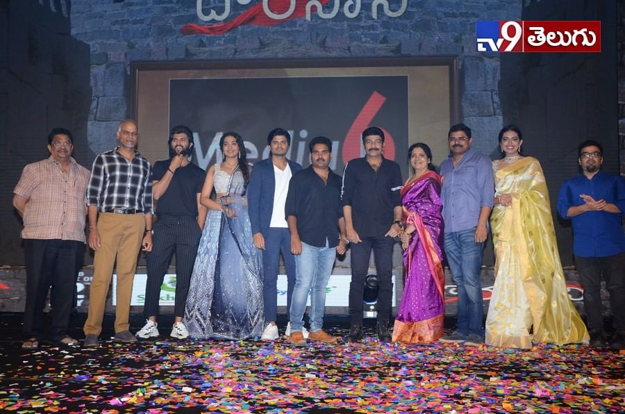 ‘దొరసాని’ ప్రీ రిలీజ్ ఈవెంట్ ఫొటోస్ విజయ్ దేవరకొండ తమ్ముడి తో రాజశేఖర్ కూతురి చిందులు