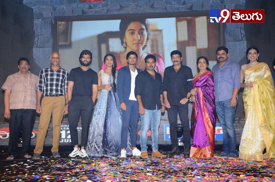 ‘దొరసాని’ ప్రీ రిలీజ్ ఈవెంట్ ఫొటోస్ విజయ్ దేవరకొండ తమ్ముడి తో రాజశేఖర్ కూతురి చిందులు