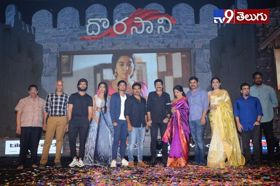 ‘దొరసాని’ ప్రీ రిలీజ్ ఈవెంట్ ఫొటోస్ విజయ్ దేవరకొండ తమ్ముడి తో రాజశేఖర్ కూతురి చిందులు