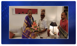 మంత్రి ఇంటిముందు పీతలు వదిలి..నిరసన