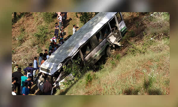 లోయలో పడ్డ బస్సు.. నలుగురు మృతి