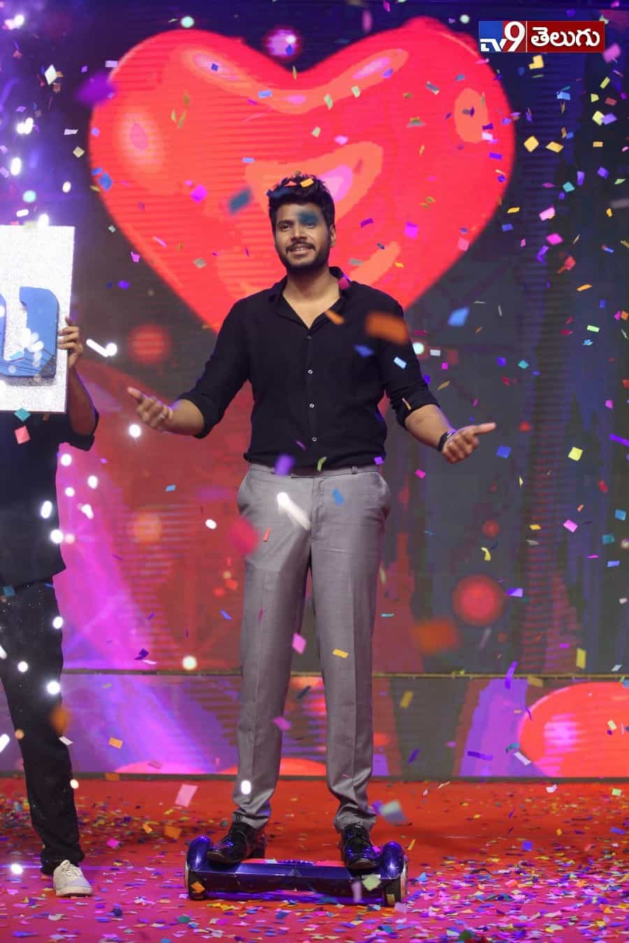 యువ హీరోల కలయిక “నిను వీడని నీడను నేనె” ఫంక్షన్ లొ