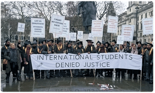 హాంకాంగ్  పార్లమెంటులో బీభత్సం.. నిరసనకారులపై పోలీస్ పంజా