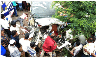 రోడ్డుపై ఉమ్మేసిన ఆర్టీసీ డ్రైవర్.. ఫైన్ వేసిన జీహెచ్ఎంసీ అధికారులు