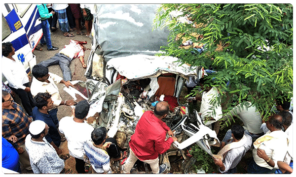 కర్ణాటకలో ఘోర రోడ్డు ప్రమాదం.. 11 మంది మృతి