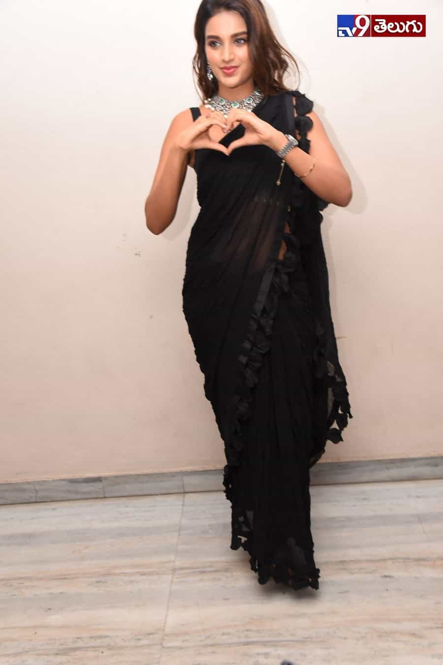 సిరి సొగసుల “నిధి అగర్వాల్”