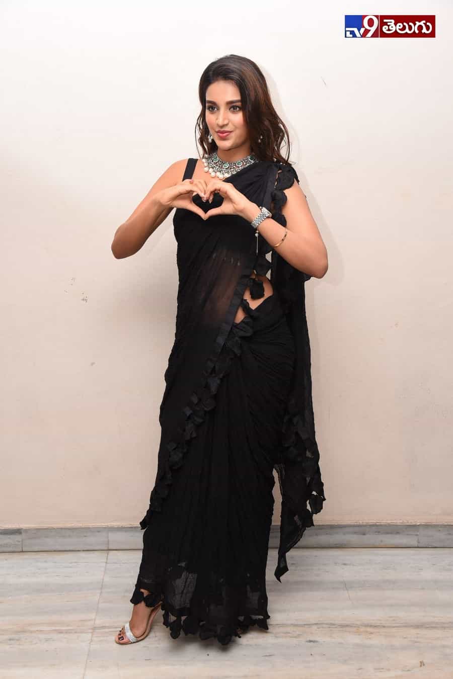 సిరి సొగసుల “నిధి అగర్వాల్”