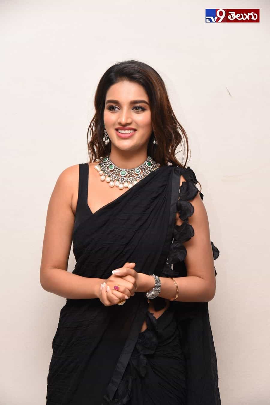 సిరి సొగసుల “నిధి అగర్వాల్”