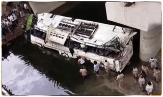 గోవులను తరలిస్తున్నారంటూ.. 25మందిని బంధించి