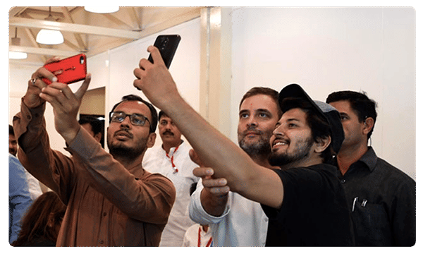 రెస్టారెంట్ సిబ్బందితో సెల్ఫీలే... సెల్ఫీలు !