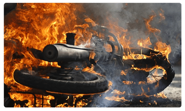 జార్ఖాండ్లో 16 వాహనాలకు నిప్పుపెట్టిన నక్సల్స్
