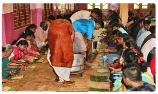 యాత్రికుడి కాళ్లకు ఎస్పీ మసాజ్..వైరల్ అవుతోన్న వీడియో!