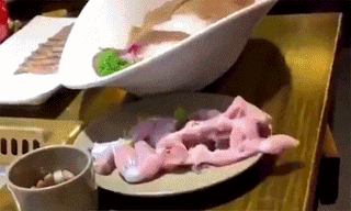 అమ్మాయిని చూస్తున్నాడని.. ఉరికించి మరీ కొట్టింది!