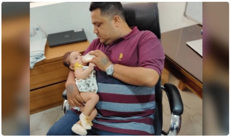 అమ్మగా మారి బిడ్డకు పాలు పట్టించిన సీఈఓ.. ఫొటో వైరల్