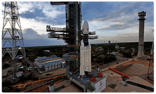 చంద్రయాన్-2 ను చూసేందుకు తరలివస్తున్న సందర్శకులు