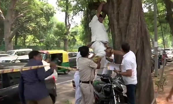 ఢిల్లీ కాంగ్రెస్ కార్యాలయం ముందు ఉద్రిక్తత