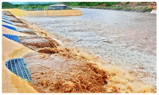 వ్యక్తి ప్రాణాలను కాపాడేందుకు ఆ పోలీసులు పడ్డ తాపత్రయానికి సెల్యూట్‌