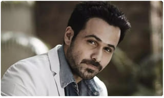 కౌంటర్లో కూర్చోని టికెట్లు అమ్ముతున్న యువ హీరో..