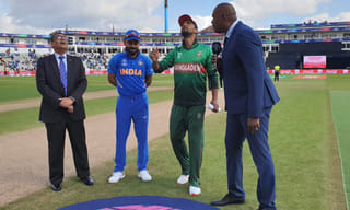 ధోనిపై పూలు..రాళ్లు! సంజయ్ పొగిడాడా? తిట్టాడా?