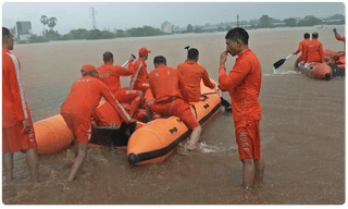 టిక్ టాక్ మోజులో మహిళా ఖాకీలు.. ఇదేం పనంటూ నెటిజన్లు ఫైర్..