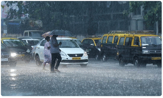 టిక్ టాక్ మోజులో మహిళా ఖాకీలు.. ఇదేం పనంటూ నెటిజన్లు ఫైర్..