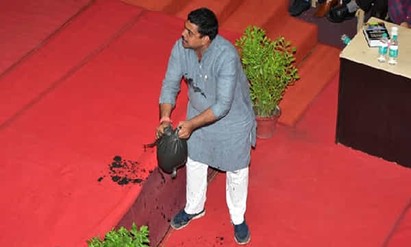 సమావేశంలో బురద చల్లిన బీజేపీ కౌన్సిలర్