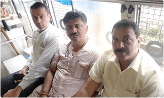 వంశీ ఎన్నిక చెల్లదు..హైకోర్టుకు యార్లగడ్డ వెంకట్రావు