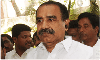 కర్ణాటక సంక్షోభానికి వాళ్ళే కారణం !