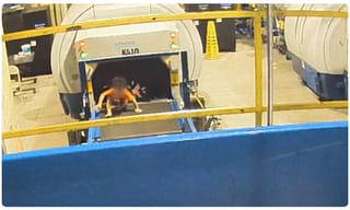 ఔరా.. ఈ బుడత ధైర్యాన్ని మెచ్చుకోవాల్సిందే