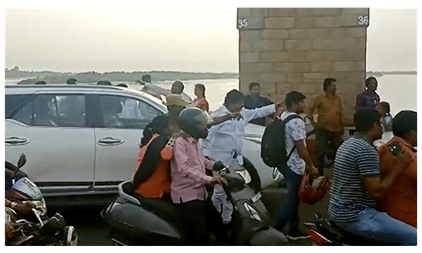 ట్రాఫిక్ క్లియర్ చేసిన ఏపీ మినిస్టర్ పేర్ని నాని