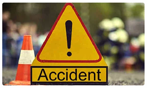 టైర్ పేలడంతో.. బావిలో పడ్డ ఆటో.. 8మంది మృతి