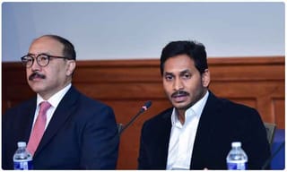 హాంకాంగ్ నిరసనకారులకు ఎలక్ట్రిక్ షాక్‌లు.. చైనా సైనికుల వ్యూహం