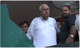 పాక్ పార్లమెంటులో గందరగోళం.. ఇమ్రాన్ ఖాన్ గైర్ హాజర్