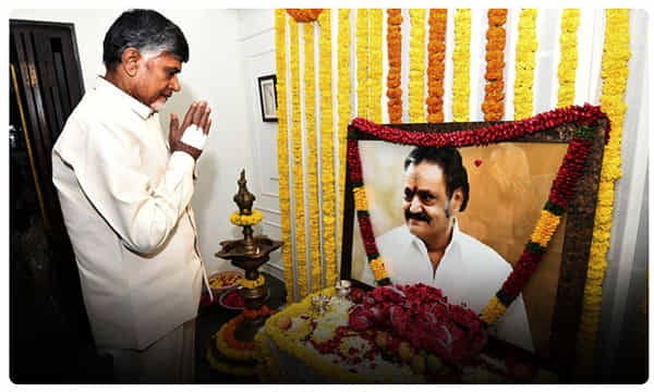 హరికృష్ణకు చంద్రబాబు నివాళి