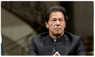 Man Vs Wild: డేరింగ్ మోదీ.. మొసలితో ఆటలు..!