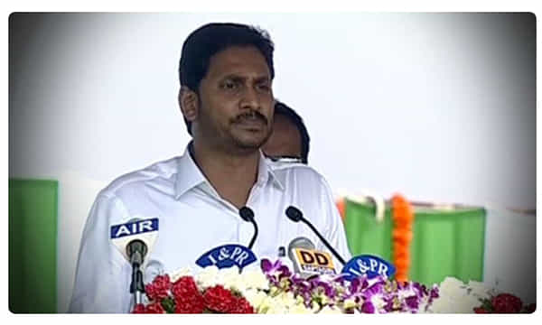 స్టేజ్పై జగన్ వద్దకు దూసుకెళ్లిన వ్యక్తి.. ఉద్యోగం కావాలంటూ..!