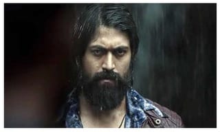 Saaho: గ్రాండ్‌‌గా రిలీజైన సాహో.. థియేటర్ల వద్ద అభిమానుల సందడి