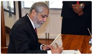 Man Vs Wild: డేరింగ్ మోదీ.. మొసలితో ఆటలు..!