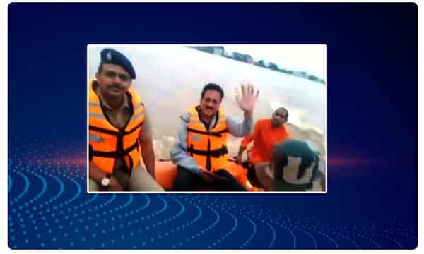 వరదల్లో సెల్ఫీకి ఫోజు.. మంత్రిపై నెటిజన్లు ఫైర్