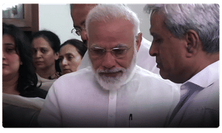 కశ్మీర్‌లో కొనసాగుతున్న హైటెన్షన్: 400 మంది అరెస్ట్