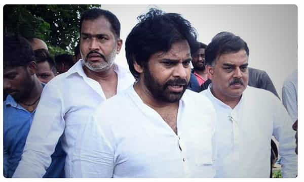 పవన్కు చెప్పులు గిప్ట్గా ఇచ్చిన ఫ్యాన్