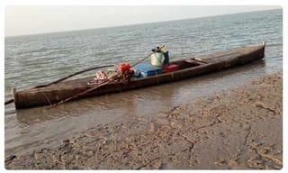 కారులో పాట.. బుడ్డోడి కేరింతలు