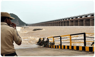 లారీలు ఢీ.. భారీగా స్తంభించిన ట్రాఫిక్