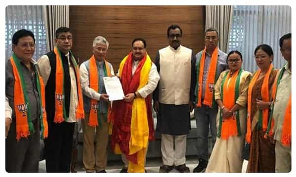 బీజేపీ గూటికి 10 మంది ఎమ్మెల్యేలు...!