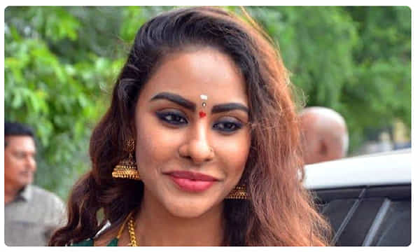 పవన్, ప్రభాస్ ఫ్యాన్స్..మధ్యలో శ్రీరెడ్డి