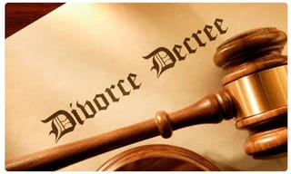 వాటే సెల్ఫీ కాన్ఫిడెన్స్.. కదిలే రైలులో ఫోటో షూట్..