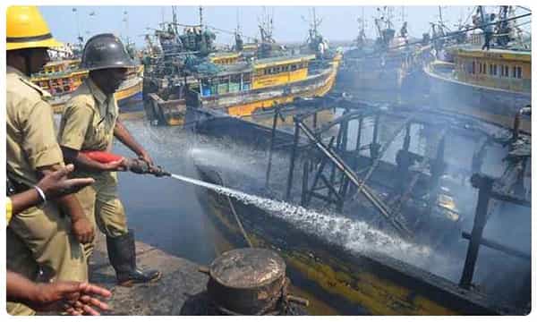 విశాఖ సముద్రంలో అగ్నిప్రమాదం.. ఐదుగురికి గాయాలు